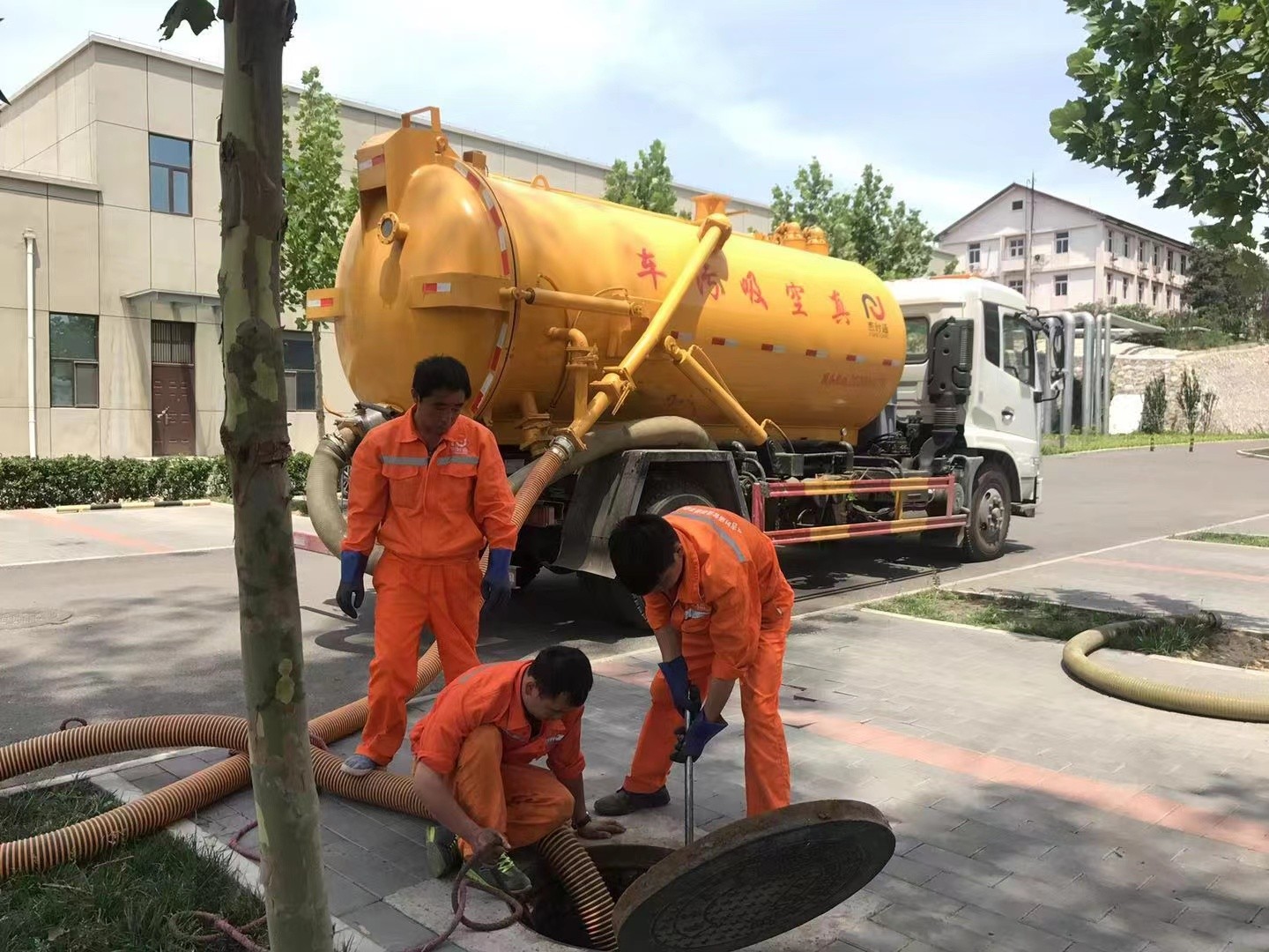 湖南管道疏通车停在窨井附近